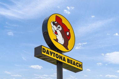 Daytona Beach, FL, ABD - 24 Ağustos 2024: Buc-ee 's büyük miktarda benzin pompası, yiyecek, markalı ürün ve temiz tuvaletleri olan bir taşra mağaza ve benzin istasyonları zinciri..