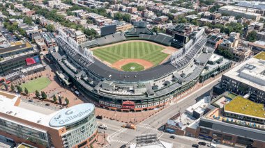 Chicago, IL, ABD - 14 Ağustos 2024: Chicago Wrigleyville semtindeki Chicago Cubs 'ın Wrigley Field Stadyumu.