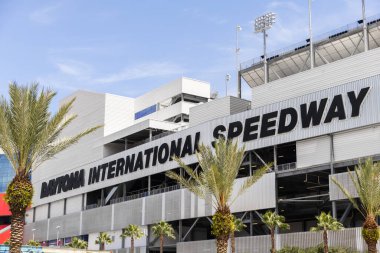 Daytona Sahili, FL, ABD - 24 Ağustos 2024: Daytona Uluslararası Yarış Pisti Daytona Sahili 'nde Daytona 500' ün yanı sıra diğer yarışlara ve eğlenceye ev sahipliği yapan bir yarış pisti..