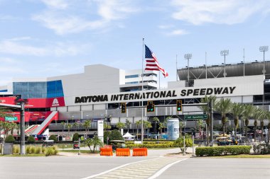 Daytona Sahili, FL, ABD - 24 Ağustos 2024: Daytona Uluslararası Yarış Pisti Daytona Sahili 'nde Daytona 500' ün yanı sıra diğer yarışlara ve eğlenceye ev sahipliği yapan bir yarış pisti..