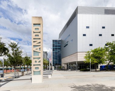 Orlando, FL, ABD - 24 Ağustos 2024: Orlando Merkez 'in dışında, eskiden Orlando şehir merkezinin merkezinde bulunan Amway Center' ın dışında bir beton sütun levhası.