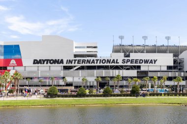 Daytona Sahili, FL, ABD - 24 Ağustos 2024: Daytona Uluslararası Yarış Pisti Daytona Sahili 'nde Daytona 500' ün yanı sıra diğer yarışlara ve eğlenceye ev sahipliği yapan bir yarış pisti..