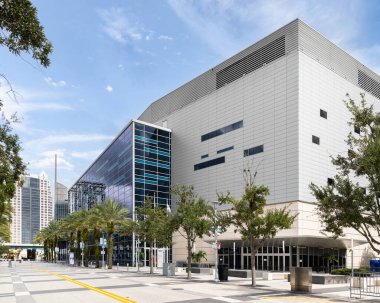 Orlando, FL, ABD - 24 Ağustos 2024: The Kia Center, eski adıyla Amway Center, Orlando şehir merkezinde yer alan ve NBA 'in Orlando Magic' e ev sahipliği yapan çok amaçlı bir arena..