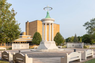 Joliet, IL, ABD - 10 Eylül 2024: Joliet Katolik Akademisi özel bir üniversite hazırlık okuludur. Ayrıca mükemmel spor takımları Hilltoppers ve Angels ile de tanınırlar..