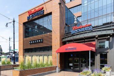 Chicago, IL, ABD - 14 Ağustos 2024: Budweiser Brickhouse Tavernası Gallagher Yolu 'nda Wrigley Field' ın dışında ve Amerikan yemek ve içecekleri servisi veren bir spor barı..