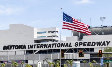 Daytona Sahili, FL, ABD - 24 Ağustos 2024: Daytona Uluslararası Yarış Pisti Daytona Sahili 'nde Daytona 500' ün yanı sıra diğer yarışlara ve eğlenceye ev sahipliği yapan bir yarış pisti..