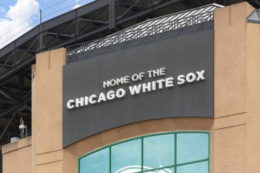 Chicago, IL, ABD - 13 Ağustos 2024: MLB 'nin Chicago White Sox' s Garantili Rate Field 'ın dışı. Beyzbol stadyumunda yıllardır birçok isim değiştirildi ama en çok Comisky olarak bilinir..