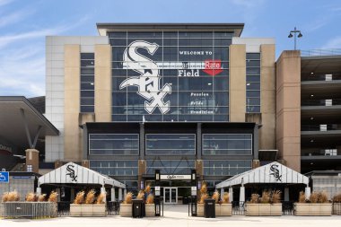 Chicago, IL, ABD - 13 Ağustos 2024: MLB 'nin Chicago White Sox' s Garantili Rate Field 'ın dışı. Beyzbol stadyumunda yıllardır birçok isim değiştirildi ama en çok Comisky olarak bilinir..