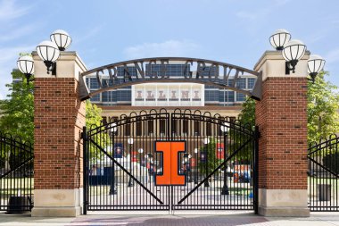 Champaign, IL, ABD - 18 Ağustos 2024: University of Illinois Memorial Stadyumu NCAA Fighting Illini futbol takımına ev sahipliği yapmaktadır. Stadyum 1923 yılında 60.000 kişilik kapasiteyle inşa edildi..