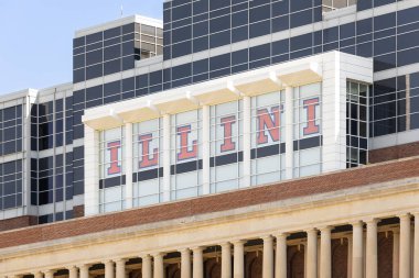 Champaign, IL, ABD - 18 Ağustos 2024: University of Illinois Memorial Stadyumu NCAA Fighting Illini futbol takımına ev sahipliği yapmaktadır. Stadyum 1923 yılında 60.000 kişilik kapasiteyle inşa edildi..