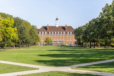 Champaign, IL, ABD - 18 Eylül 2024: Illinois Üniversitesi 1867 yılında kurulan bir devlet araştırma üniversitesidir..