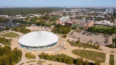Champaign, IL, ABD - 18 Eylül 2024: Illinois Üniversitesi 'nde mücadele eden Illini spor takımları ve etkinlikleri için Anıt Stadyum ve Eyalet Çiftlik Merkezi' nin hava görüntüsü.