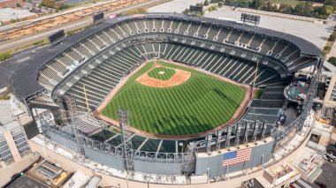 Chicago, IL, ABD - 13 Ağustos 2024: MLB 'nin Chicago White Sox' s Garanti Oranı Sahası 'nın hava görüntüsü. Beyzbol stadyumunda yıllardır birçok isim değiştirildi ama en çok Comisky olarak bilinir..