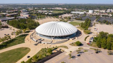 Champaign, IL, ABD - 18 Eylül 2024: State Farm Center, Illinois Üniversitesi 'nde mücadele eden Illini basketbol takımlarının yanı sıra konserler ve diğer etkinliklere ev sahipliği yapan bir arena..