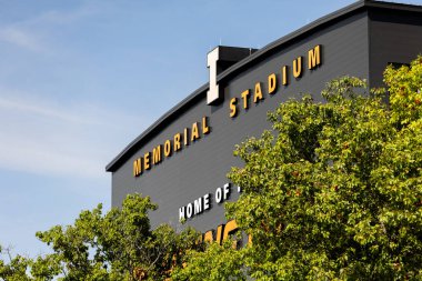 Champaign, IL, ABD - 18 Ağustos 2024: University of Illinois Memorial Stadyumu NCAA Fighting Illini futbol takımına ev sahipliği yapmaktadır. Stadyum 1923 yılında 60.000 kişilik kapasiteyle inşa edildi..
