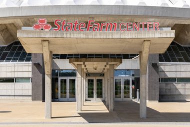 Champaign, IL, ABD - 18 Eylül 2024: State Farm Center, Illinois Üniversitesi 'nde mücadele eden Illini basketbol takımlarının yanı sıra konserler ve diğer etkinliklere ev sahipliği yapan bir arena..