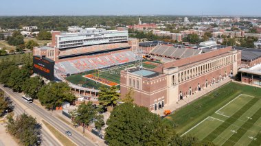 Champaign, IL, ABD - 18 Ağustos 2024: University of Illinois Memorial Stadyumu NCAA Fighting Illini futbol takımına ev sahipliği yapmaktadır. Stadyum 1923 yılında 60.000 kişilik kapasiteyle inşa edildi..
