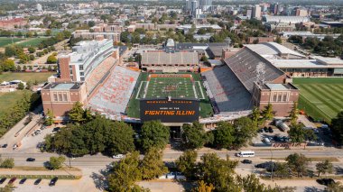 Champaign, IL, ABD - 18 Ağustos 2024: University of Illinois Memorial Stadyumu NCAA Fighting Illini futbol takımına ev sahipliği yapmaktadır. Stadyum 1923 yılında 60.000 kişilik kapasiteyle inşa edildi..