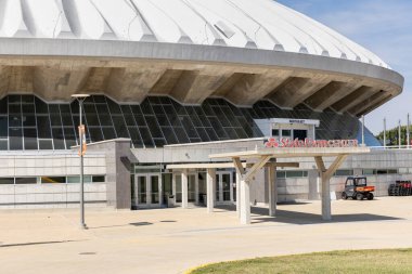 Champaign, IL, ABD - 18 Eylül 2024: Devlet Çiftlik Merkezi Illinis Üniversitesi 'nde Fighting Illini basketbol takımlarının yanı sıra konserler ve diğer etkinliklere ev sahipliği yapan bir arenadır..