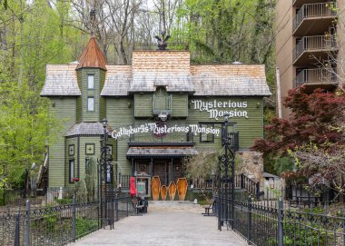 Gatlinburg, TN, ABD - 16 Nisan 2024: Gatlinburg 'un Gizemli Konağı Gatlinburg şehir merkezinde yer almaktadır..
