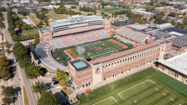 Champaign, IL, ABD - 18 Ağustos 2024: University of Illinois Memorial Stadyumu NCAA Fighting Illini futbol takımına ev sahipliği yapmaktadır. Stadyum 1923 yılında 60.000 kişilik kapasiteyle inşa edildi..