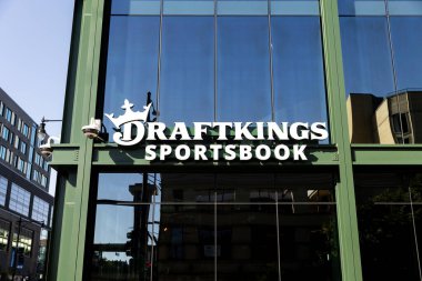 Chicago, IL, ABD - 9 Ekim 2024: Draftskings Sportsbook Chicago Cubs 'ın Wrigley Field' ının dışında spor müsabakalarını izlemek için harika bir yer olarak hizmet veren bir bar ve restorandır..