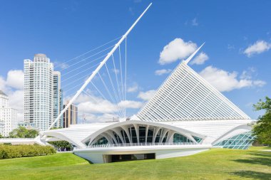 Milwaukee, WI, ABD - 10 Ağustos 2024: Milwaukee Sanat Müzesi Milwaukee şehir merkezindeki göl kıyısında yer almaktadır..
