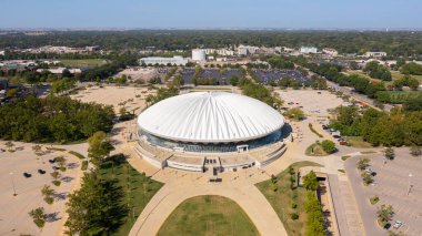 Champaign, IL, ABD - 18 Eylül 2024: Devlet Çiftlik Merkezi Illinis Üniversitesi 'nde Fighting Illini basketbol takımlarının yanı sıra konserler ve diğer etkinliklere ev sahipliği yapan bir arenadır..