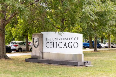 Chicago, IL, ABD - 13 Ağustos 2024: Chicago Üniversitesi, Chicago 'nun Hyde Park mahallesinde yer alan, kar amacı gütmeyen özel bir okuldur..
