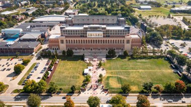 Champaign, IL, ABD - 18 Ağustos 2024: University of Illinois Memorial Stadyumu NCAA Fighting Illini futbol takımına ev sahipliği yapmaktadır. Stadyum 1923 yılında 60.000 kişilik kapasiteyle inşa edildi..