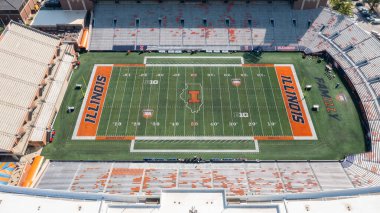 Champaign, IL, ABD - 18 Eylül 2024: NCAA Fighting Illini futbol takımına ev sahipliği yapan Illinois Üniversitesi Memorial Stadyumunun insansız hava aracı görüntüsü. 