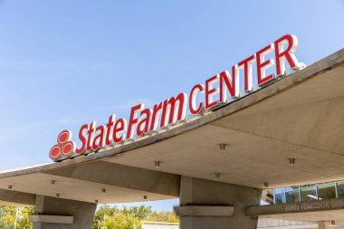 Champaign, IL, ABD - 18 Eylül 2024: Devlet Çiftlik Merkezi Illinis Üniversitesi 'nde Fighting Illini basketbol takımlarının yanı sıra konserler ve diğer etkinliklere ev sahipliği yapan bir arenadır..