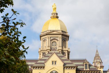 Notre Dame, IN, ABD - 25 Ekim 2024: Notre Dame Üniversitesi 1842 yılında kurulan özel bir Katolik araştırma üniversitesidir. Altın Kubbe, ana binadaki kampüsün tarihi simgesidir..