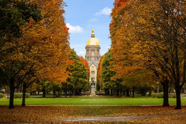Notre Dame, IN, ABD - 25 Ekim 2024: Notre Dame Üniversitesi 1842 yılında kurulan özel bir Katolik araştırma üniversitesidir. Altın Kubbe, ana binadaki kampüsün tarihi simgesidir..