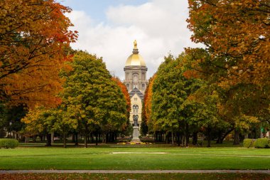Notre Dame, IN, ABD - 25 Ekim 2024: Notre Dame Üniversitesi 1842 yılında kurulan özel bir Katolik araştırma üniversitesidir. Altın Kubbe, ana binadaki kampüsün tarihi simgesidir..