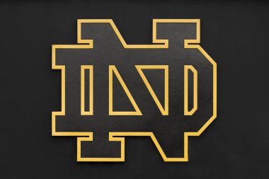 Notre Dame, IN, ABD - 25 Ekim 2024: Notre Dame Üniversitesi siyah arkaplan ve altın çizgili kenarı olan İrlandalı Dövüşçü logosu. 