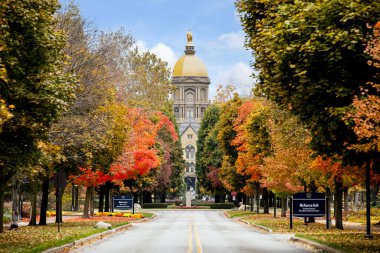 Notre Dame, IN, ABD - 25 Ekim 2024: Notre Dame Üniversitesi 1842 yılında kurulan özel bir Katolik araştırma üniversitesidir. Altın Kubbe, ana binadaki kampüsün tarihi simgesidir..