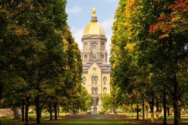 Notre Dame, IN, ABD - 25 Ekim 2024: Notre Dame Üniversitesi 1842 yılında kurulan özel bir Katolik araştırma üniversitesidir. Altın Kubbe, ana binadaki kampüsün tarihi simgesidir..