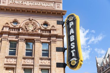 Milwaukee, WI, ABD - 10 Ağustos 2024: Pabst Theater 1895 yılında Milwaukee şehir merkezinde inşa edilen kapalı bir müzik mekanıdır..