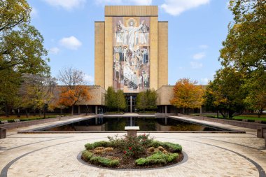Notre Dame, IN, ABD - 25 Ekim 2024: The Word of Life Dual, Notre Dame Stadyumu yakınlarındaki Notre Dame Üniversitesi kampüsünde yer almaktadır..