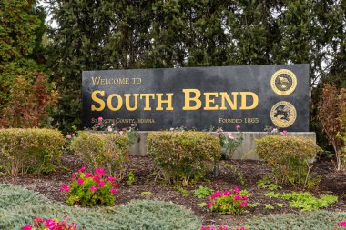 South Bend 'de. In, USA - 25 Ekim 2024: Güzel peyzaj ile çevrili bir South Bend, Indiana tabelası. Şehir en çok Notre Dame Üniversitesi 'ne yakın olmasıyla tanınır..