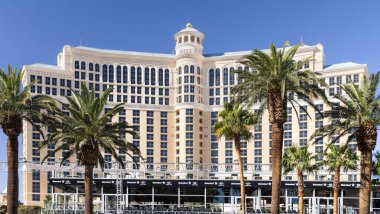 Las Vegas, NV, ABD - 9 Kasım 2024 Heineken sponsorluğunda Bellagio Otel ve Kumarhanesi otelin önündeki Formula 1 tribünleri, sokak manzarasını engelliyordu..
