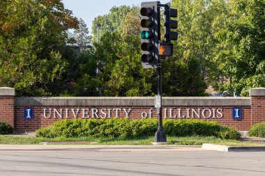 Champaign, IL, ABD - 18 Eylül 2024: Illinois Üniversitesi 1867 yılında kurulan bir devlet araştırma üniversitesidir..