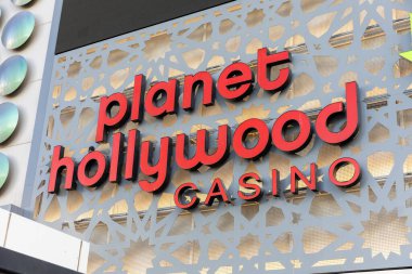 Las Vegas, NV, ABD - 10 Kasım 2024: Hollywood Las Vegas Tatil Köyü ve Kumarhanesi Las Vegas Bulvarı 'nın ortasında yer almaktadır..