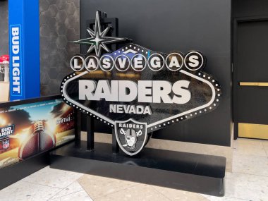 Las Vegas, NV, ABD - 10 Kasım 2024: Vegas 'a Hoş Geldiniz tabelası şeklinde bir NFL Las Vegas Raiders tabelası.