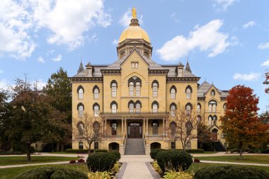 Notre Dame, IN, ABD - 25 Ekim 2024: Notre Dame Üniversitesi 1842 yılında kurulan özel bir Katolik araştırma üniversitesidir. Altın Kubbe, ana binadaki kampüsün tarihi simgesidir..
