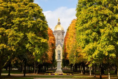 Notre Dame, IN, ABD - 25 Ekim 2024: Notre Dame Üniversitesi 1842 yılında kurulan özel bir Katolik araştırma üniversitesidir. Altın Kubbe, ana binadaki kampüsün tarihi simgesidir..