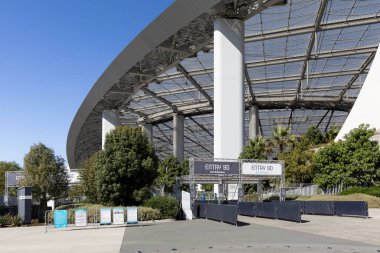 Inglewood, CA, USA - 14 Kasım 2024: Sofi Stadyumu NFL Los Angles Rams and Chargers 'a ev sahipliği yapmaktadır. Son teknoloji binası, Super Bowl ve Olimpiyatların geçmişteki ve gelecekteki yeri..