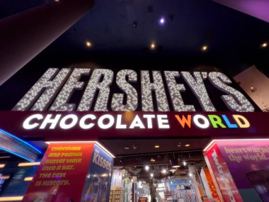 Las Vegas, NV, ABD - 10 Kasım 2024: Hershey 'nin Çikolata Dünyası New York-New York Oteli ve Kumarhanesi' nde iki katlı hediyelik eşya ve çikolatayla yer almaktadır..