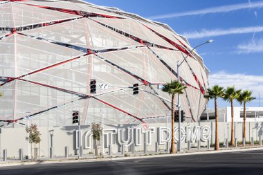 Inglewood, CA, USA - 14 Kasım 2024: Sezgi Kubbesi spor, konser ve etkinliklere ev sahipliği yapan kapalı bir arena. Stadyum 2024 yılında açıldı ve Los Angeles Clippers 'a ev sahipliği yaptı..